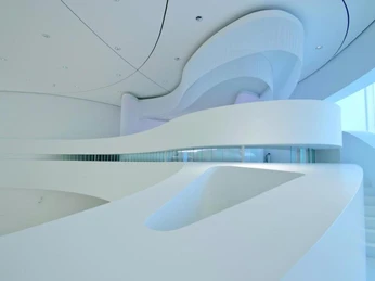 Moderne, futuristische Innenarchitektur mit eleganten, geschwungenen weißen Wänden und Decken.