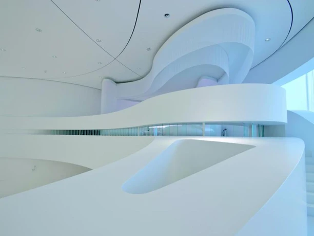 Leonardo glass cube Moderne, futuristische Innenarchitektur mit eleganten, geschwungenen weißen Wänden und Decken.