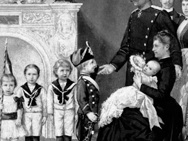 Kaiser Wilhelm II. in Uniform mit seiner Familie um 1900, festlich gekleidet im historischen Salon.