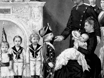 Postkarte mit Kaiser Wilhelm II. und seiner Familie Kaiser Wilhelm II. in Uniform mit seiner Familie um 1900, festlich gekleidet im historischen Salon.