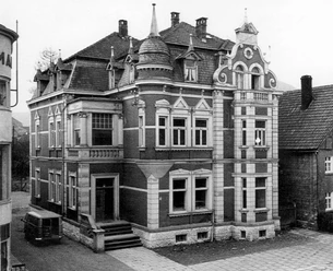 Historisches Backsteingebäude mit reich verzierten Fassadenelementen und Erker, Lange Straße.