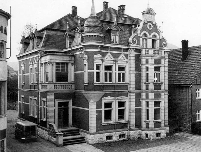 Historisches Backsteingebäude mit reich verzierten Fassadenelementen und Erker, Lange Straße.