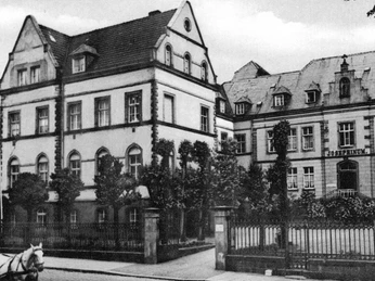 Josephinum um 1950 Schwarzweiß-Foto von zwei historischen Gebäuden nebeneinander; rechts ein Schild mit "Josephinum".