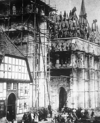 Bau der neuen Kirche um 1896 Historisches Foto des Kirchenbaus mit Gerüsten und Arbeitern im Jahr 1896. Menschen beobachten.