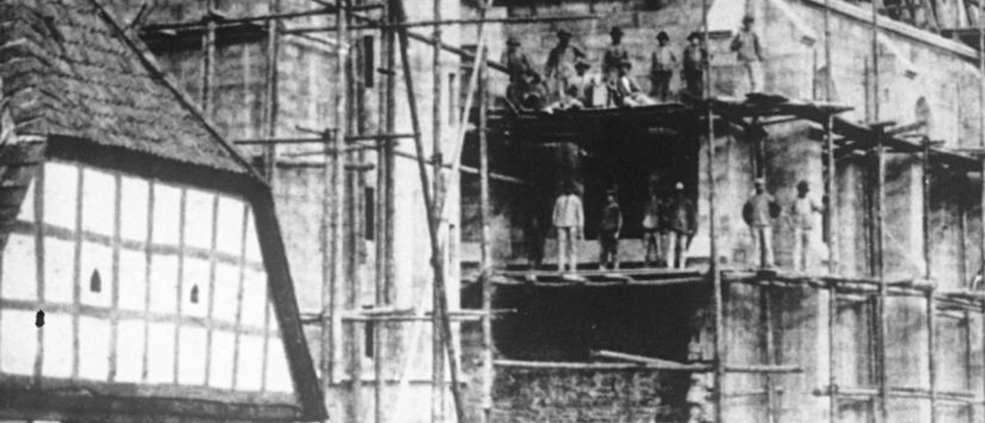 Bau der neuen Kirche um 1896 Historisches Foto des Kirchenbaus mit Gerüsten und Arbeitern im Jahr 1896. Menschen beobachten.