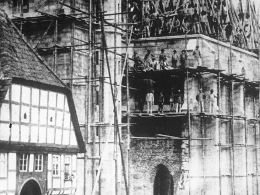 Bau der neuen Kirche um 1896 Historisches Foto des Kirchenbaus mit Gerüsten und Arbeitern im Jahr 1896. Menschen beobachten.