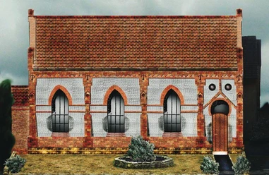 Historische Synagoge aus Backstein, mit gotischen Bögen und großen Fenstern, vor 1938.
