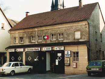 Synagogengebäude als Getränkemarkt, 1980 Das Foto zeigt ein historisches Synagogengebäude aus dem Jahr 1980, das als Getränkemarkt dient.