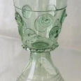 Waldglas, Glasmuseum Bad Driburg Ein gläserner Kelch mit dickem, transparentem Grün, verziert mit runden Glasnoppen auf dem Korpus.