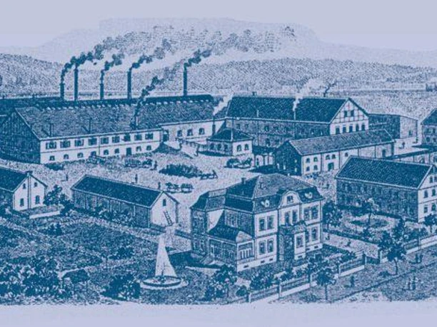 Historischer Druck einer Glashütte mit rauchenden Schornsteinen, umgeben von Arbeits- und Wohngebäuden.