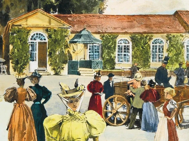 Vor der Trinkhalle und dem Konzertpavillon flanieren elegant gekleidete Personen des 19. Jahrhunderts.