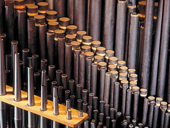 Brustwerk Verschiedene Orgelpfeifen in unterschiedlichen Größen und Formen, dicht nebeneinander angeordnet.