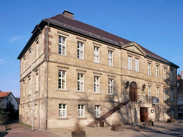 Orgelmuseum Borgentreich Das eindrucksvolle Gebäude des Orgelmuseums Borgentreich mit historischem Sandstein und Treppenaufgang.