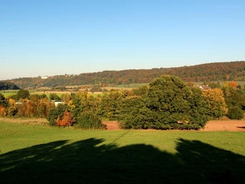 Blick ins Wesertal bei Wehrden Buntes herbstliches Wesertal bei Wehrden im sonnigen Licht, umgeben von Feldern und Wäldern.