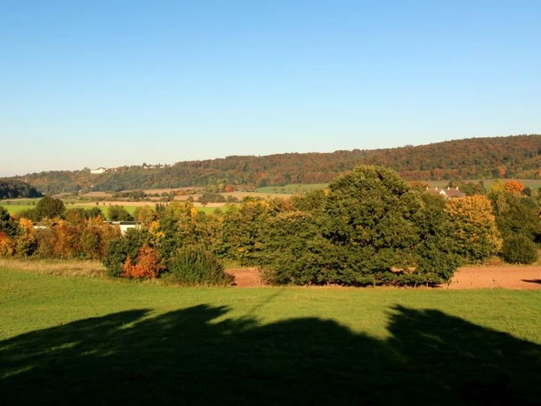 Blick ins Wesertal bei Wehrden Buntes herbstliches Wesertal bei Wehrden im sonnigen Licht, umgeben von Feldern und Wäldern.