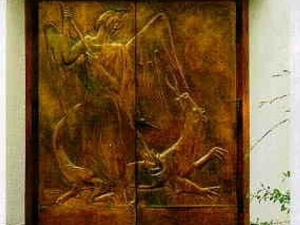 St. Michael Portal Relieftür mit Darstellung von Erzengel Michael im Kampf mit einem Drachen, kunstvoll gestaltet.