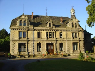 Historisches Schloss Südhemmern im Mühlenkreis, prächtige Fassade mit Ornamenten und Mansardendach.