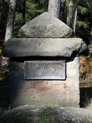 Kleiner Herrgott bei Willebadessen Steinernes Wegekreuz in einem Waldgebiet bei Willebadessen, eingerahmt von hohen Bäumen.