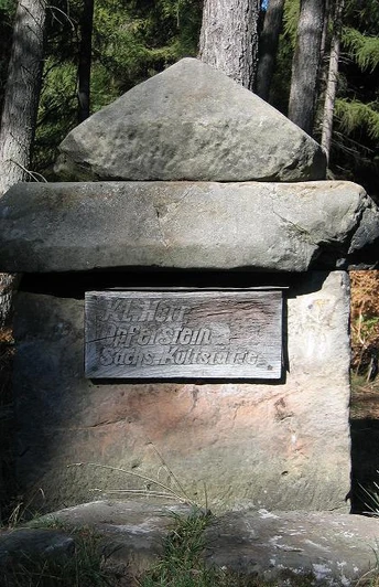 Kleiner Herrgott bei Willebadessen Steinernes Wegekreuz in einem Waldgebiet bei Willebadessen, eingerahmt von hohen Bäumen.