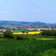 Blick auf die historische Altstadt von Blomberg / Lippe Weite Felder erstrecken sich vor der historischen Altstadt Blombergs, umgeben von sanften Hügeln.