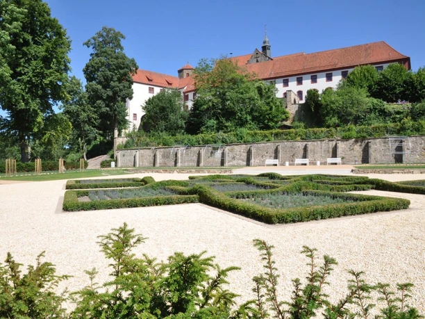 Knotengarten am Bad Iburger Schloß Gepflegter Knotengarten mit geometrischen Beeten, vor der historischen Kulisse des Bad Iburger Schlosses.
