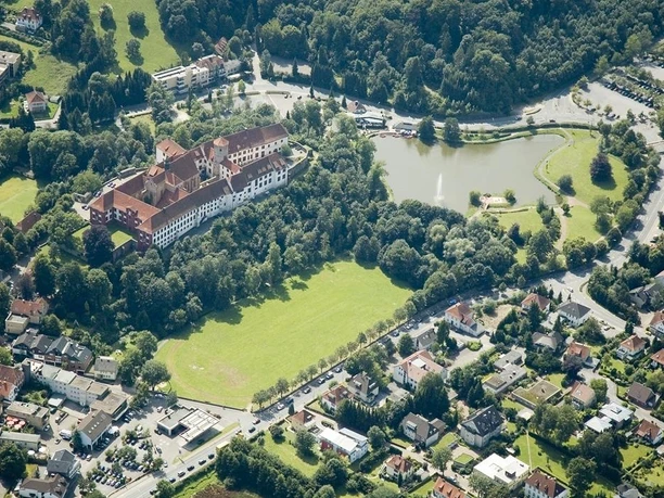 Luftbild Schloss Bad Iburg Luftaufnahme des prächtigen Schlosses Bad Iburg, umgeben von üppigem Grün und einem malerischen See.