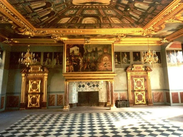 Rittersaal Schloss Iburg Prunkvoller Rittersaal im Schloss Iburg mit kunstvollem Deckengemälde und imposantem Kamin.