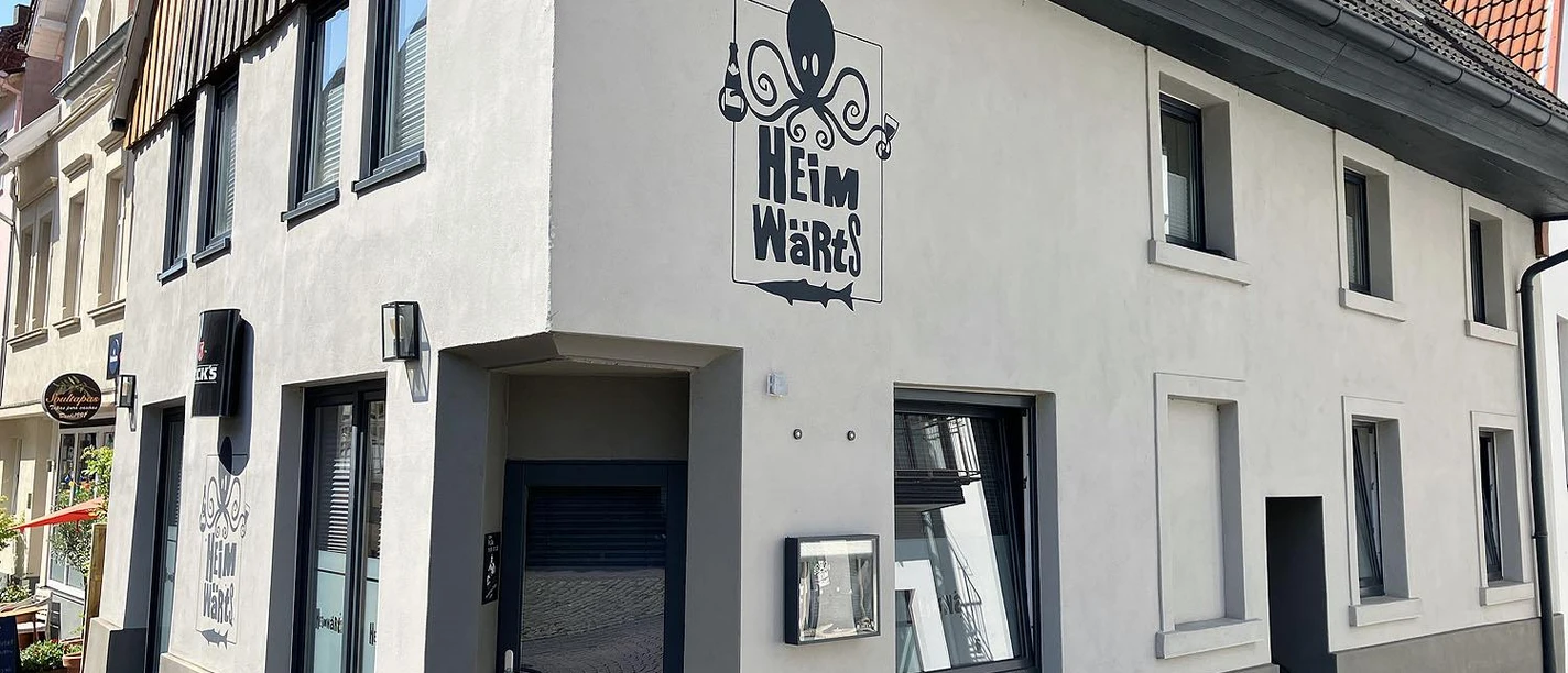 Fassade der Bar Heimwärts mit Oktopus-Logo an einer Altstadtstraße in Bad Salzuflen