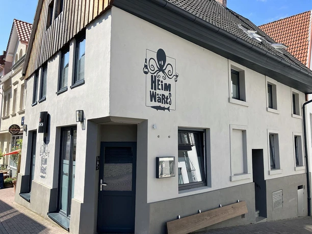 Fassade der Bar Heimwärts mit Oktopus-Logo an einer Altstadtstraße in Bad Salzuflen