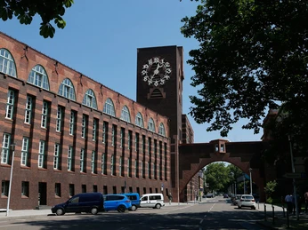 Turm und Brücke des Peter-Behrens-Baus von Westen