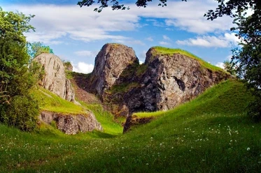 Hüssenberg bei Eissen Grüne Wiesen und markante Felsformationen prägen die Landschaft des Hüssenbergs bei Eissen.
