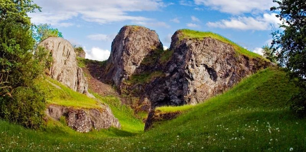 Hüssenberg bei Eissen Grüne Wiesen und markante Felsformationen prägen die Landschaft des Hüssenbergs bei Eissen.