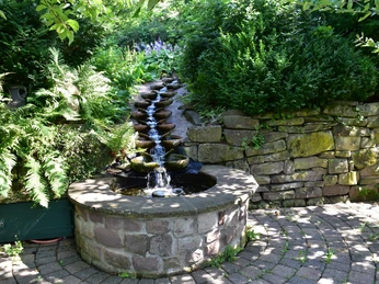 Wasserspiel im Lebensgarten Amelunxen Wasserspiel mündet in einem Brunnen im Lebensgarten Amelunxen