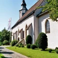 Die evangelisch-reformierte Kirche Schwalenberg mit weißer Fassade und gepflegtem Vorgarten.
