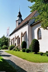 ev.-ref. Kirche Schwalenbeg Die evangelisch-reformierte Kirche Schwalenberg mit weißer Fassade und gepflegtem Vorgarten.