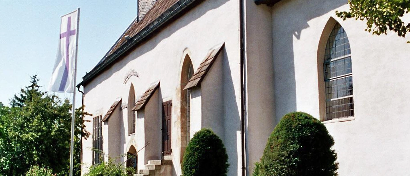 ev.-ref. Kirche Schwalenbeg Die evangelisch-reformierte Kirche Schwalenberg mit weißer Fassade und gepflegtem Vorgarten.