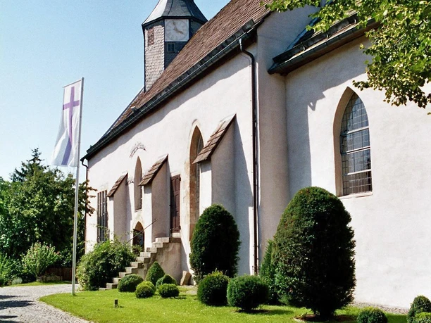ev.-ref. Kirche Schwalenbeg Die evangelisch-reformierte Kirche Schwalenberg mit weißer Fassade und gepflegtem Vorgarten.