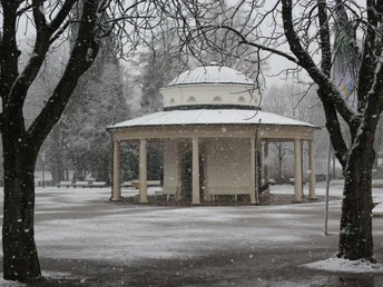 Brunnentempel im Winter