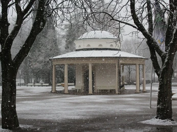 Brunnentempel im Winter