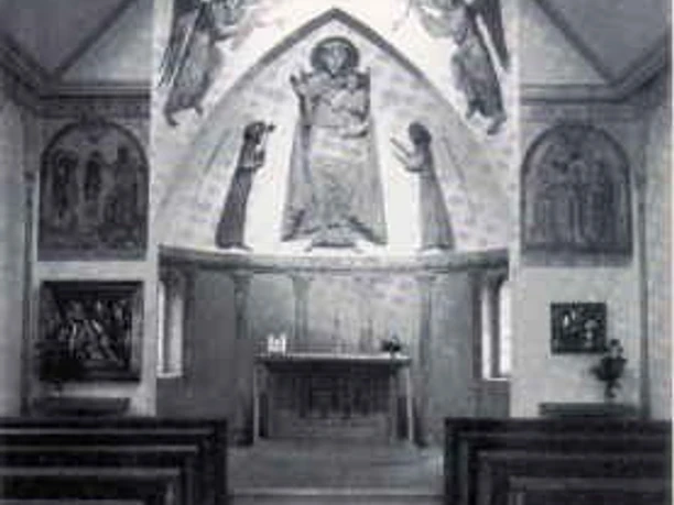 Innenansicht Antoniuskapelle Die Antoniuskapelle mit kunstvollen Fresken, Holzbänken und einem schlichten Altar in der Mitte.