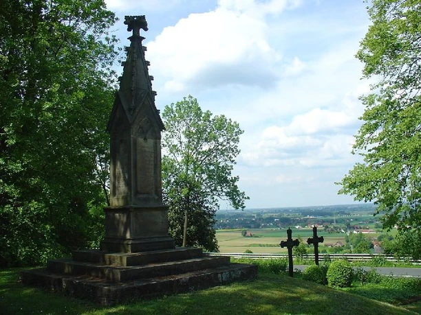 Denkmal und Grabkreuz des Carl von Schlotheim