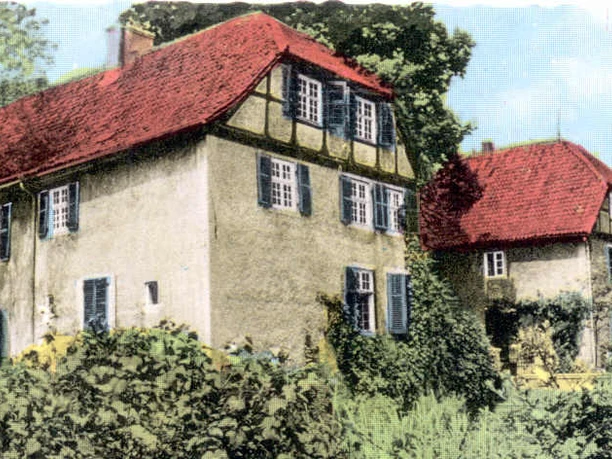 Ellerburg Postkartenansicht Historische Ansicht der Ellerburg, zwei Fachwerkhäuser mit roten Dächern, umgeben von Grün.