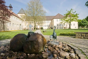 Schloss Haldem im Mühlenkreis Schloss Haldem ist eine historische Anlage mit weitläufigem Garten und modernem Brunnen.