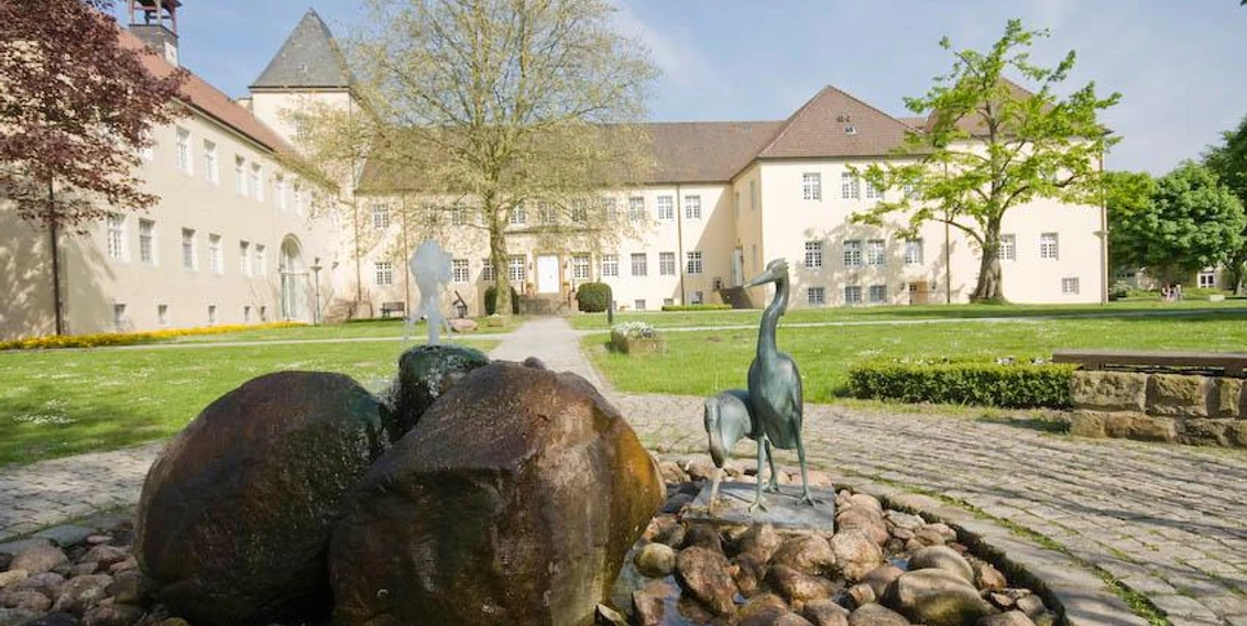 Schloss Haldem im Mühlenkreis Schloss Haldem ist eine historische Anlage mit weitläufigem Garten und modernem Brunnen.