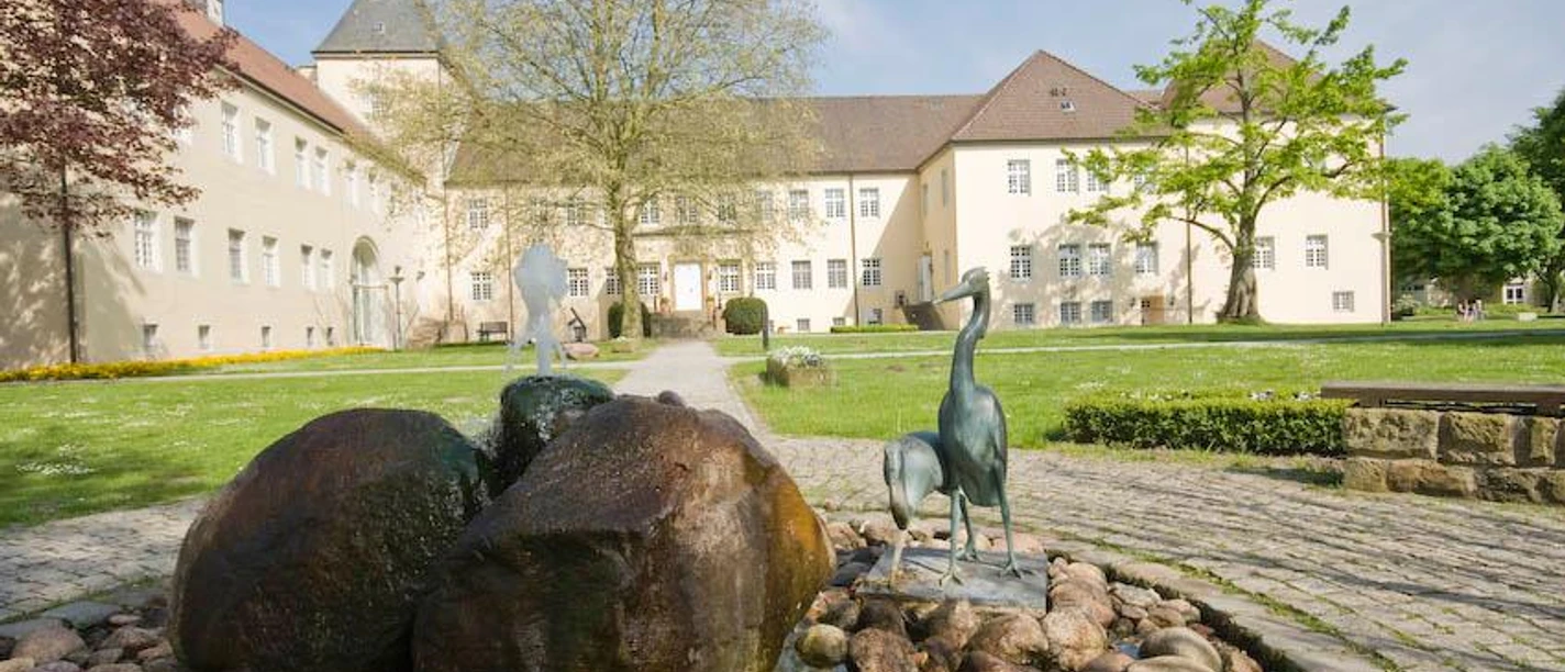 Schloss Haldem im Mühlenkreis Schloss Haldem ist eine historische Anlage mit weitläufigem Garten und modernem Brunnen.