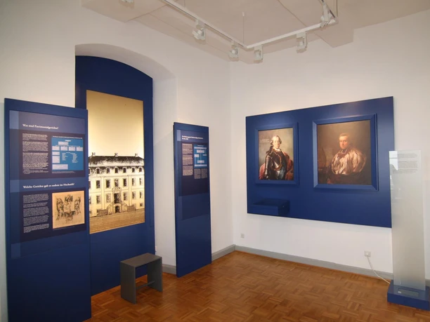 Ausstellungsraum im Alten Gericht Fürstenberg mit historischen Exponaten und informativen Tafeln.