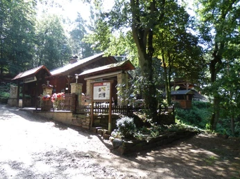 Almhütte, Jausenstation an den Dörenther Klippen mit Aussichtsplattform Eine Almhütte und Jausenstation inmitten grüner Bäume an den Dörenther Klippen mit Aussichtsplattform.