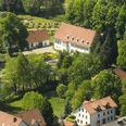 Luftbild des Kurparks Preußisch Oldendorf mit historischen Gebäuden und einer gepflegten Gartenanlage.