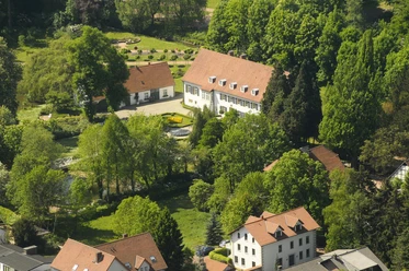 Kurpark Preussisch Oldendorf Luftbild des Kurparks Preußisch Oldendorf mit historischen Gebäuden und einer gepflegten Gartenanlage.