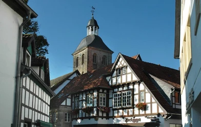 Tecklenburg - Deutschlands nördlichstes Bergstädtchen Fachwerkhäuser mit Blumenschmuck rahmen die St.-Michael-Kirche im bergigen Tecklenburg ein.